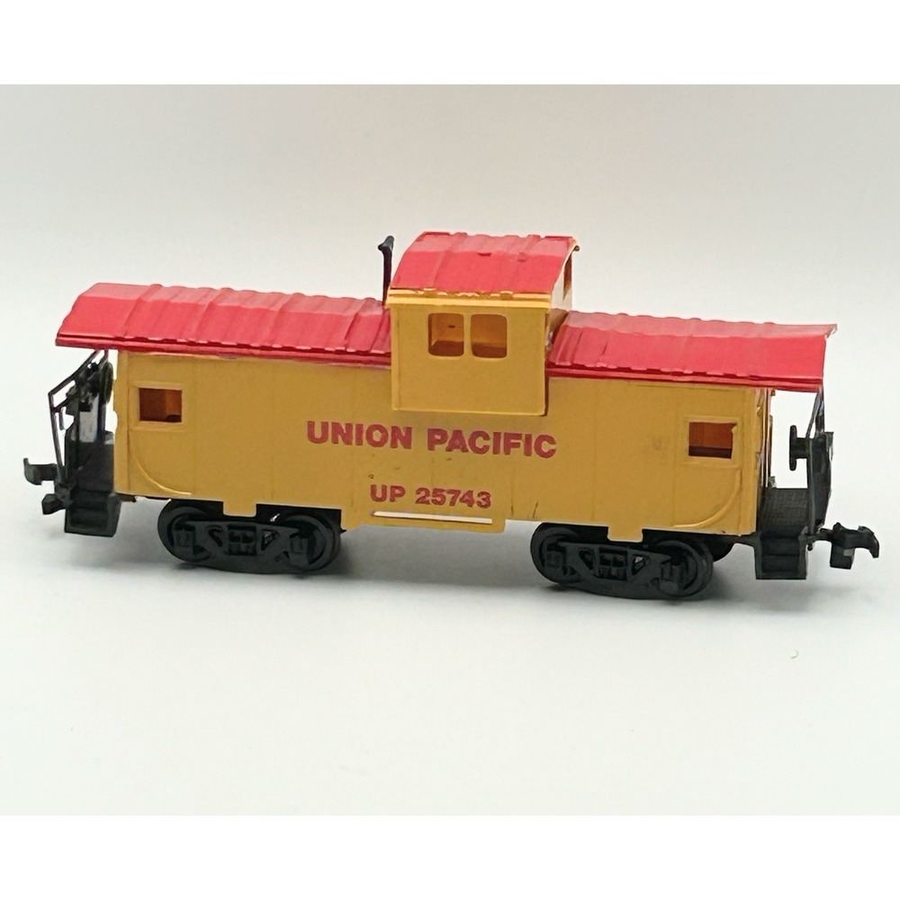 Bachmann HO Scale Red Yellow Union Pacific Freight Train Caboose‎ UP 25743 - Picture 2 of 8